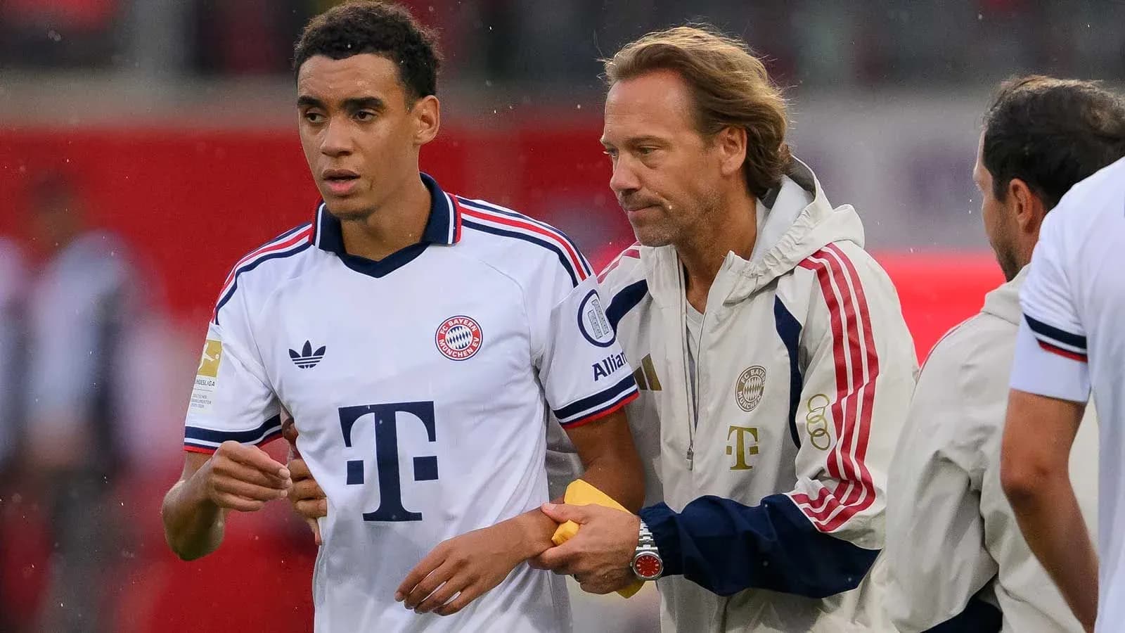 Joueur de Bayern Munich discutant avec entraîneur avant match Joueur de Bayern Munich discutant avec entraîneur avant match