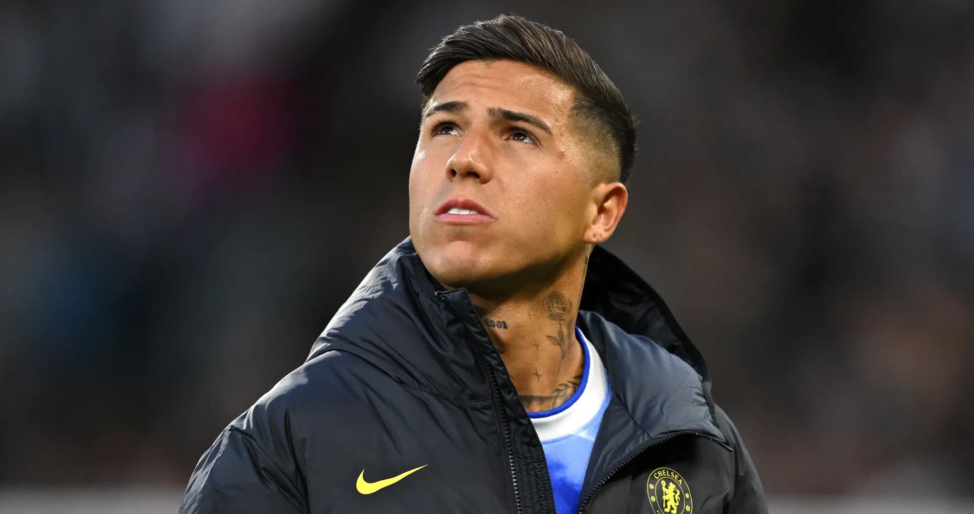 Joueur regardant le ciel depuis le banc Joueur regardant le ciel depuis le banc
