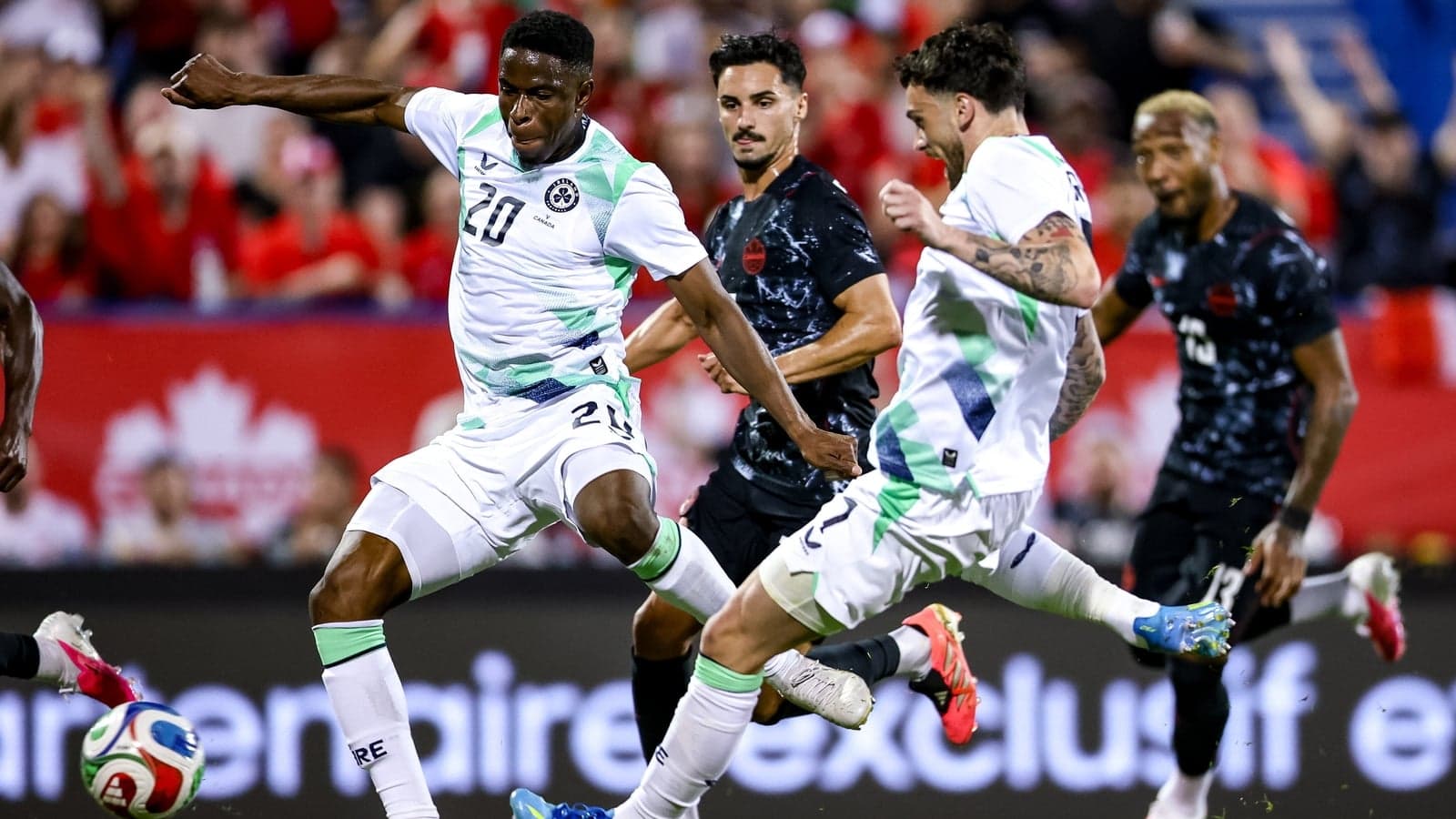 Joueurs en action lors d'un match de football Joueurs en action lors d'un match de football