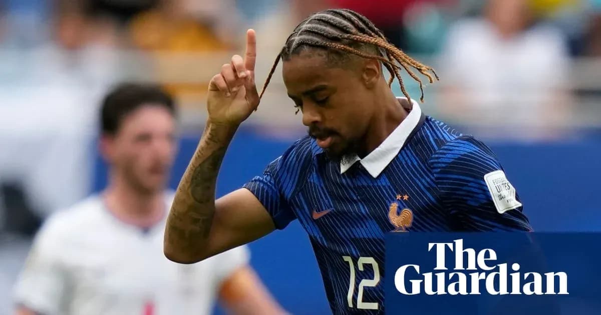 Joueur français célébrant un but sur le terrain Joueur français célébrant un but sur le terrain