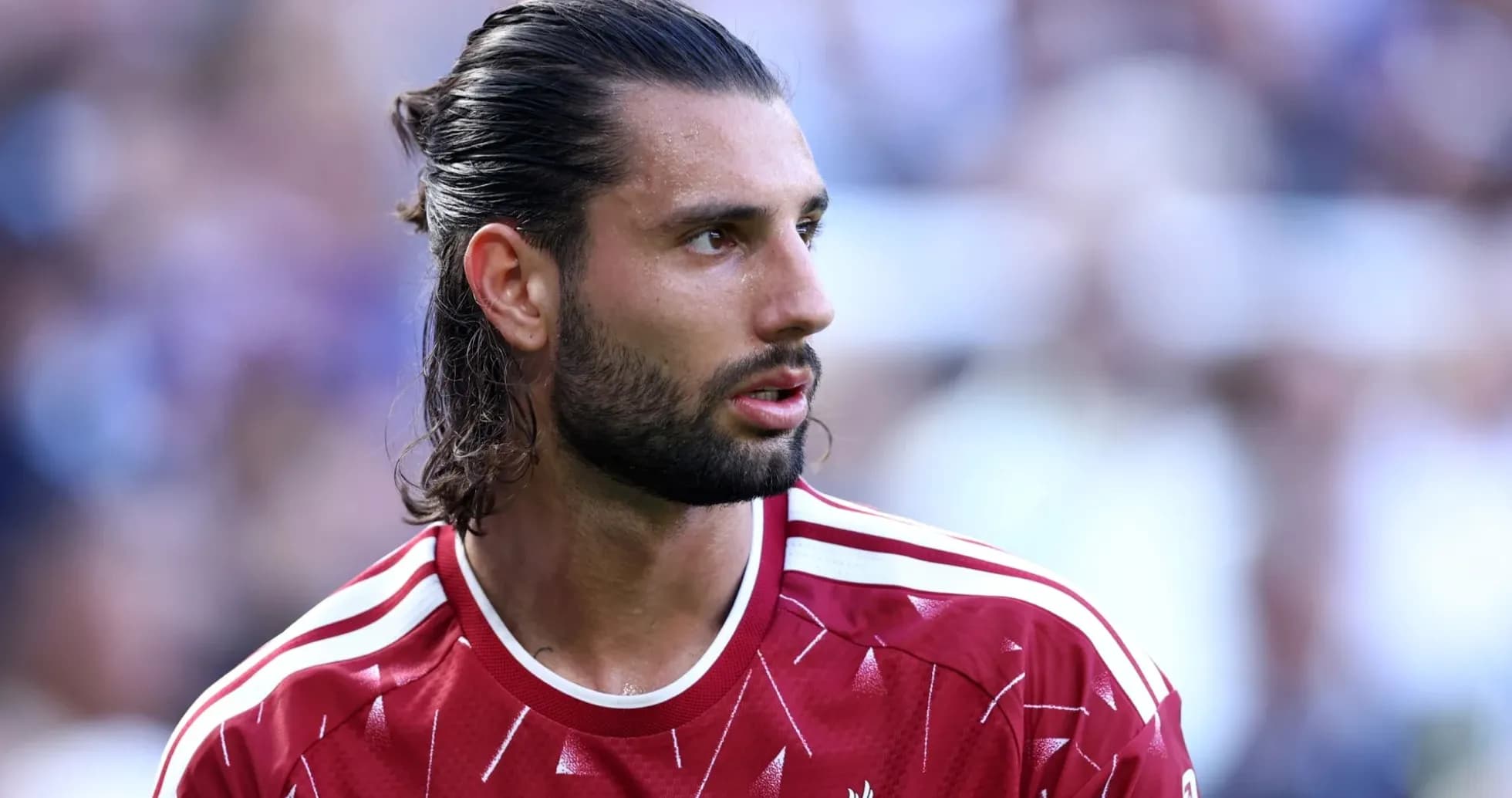 Joueur de Liverpool en tenue rouge sur le terrain Joueur de Liverpool en tenue rouge sur le terrain