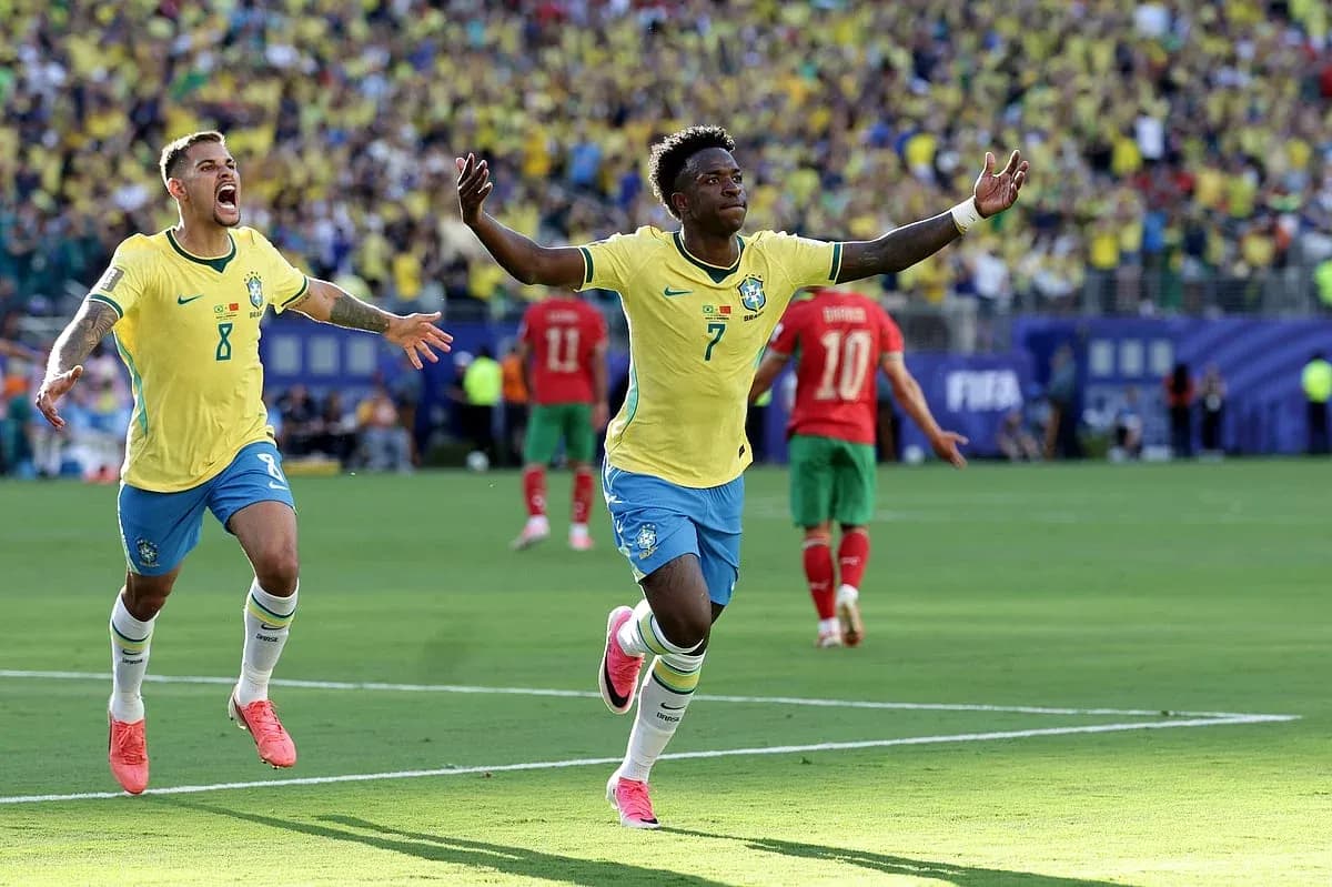 Joueurs brésiliens célébrant un but contre le Maroc Joueurs brésiliens célébrant un but contre le Maroc