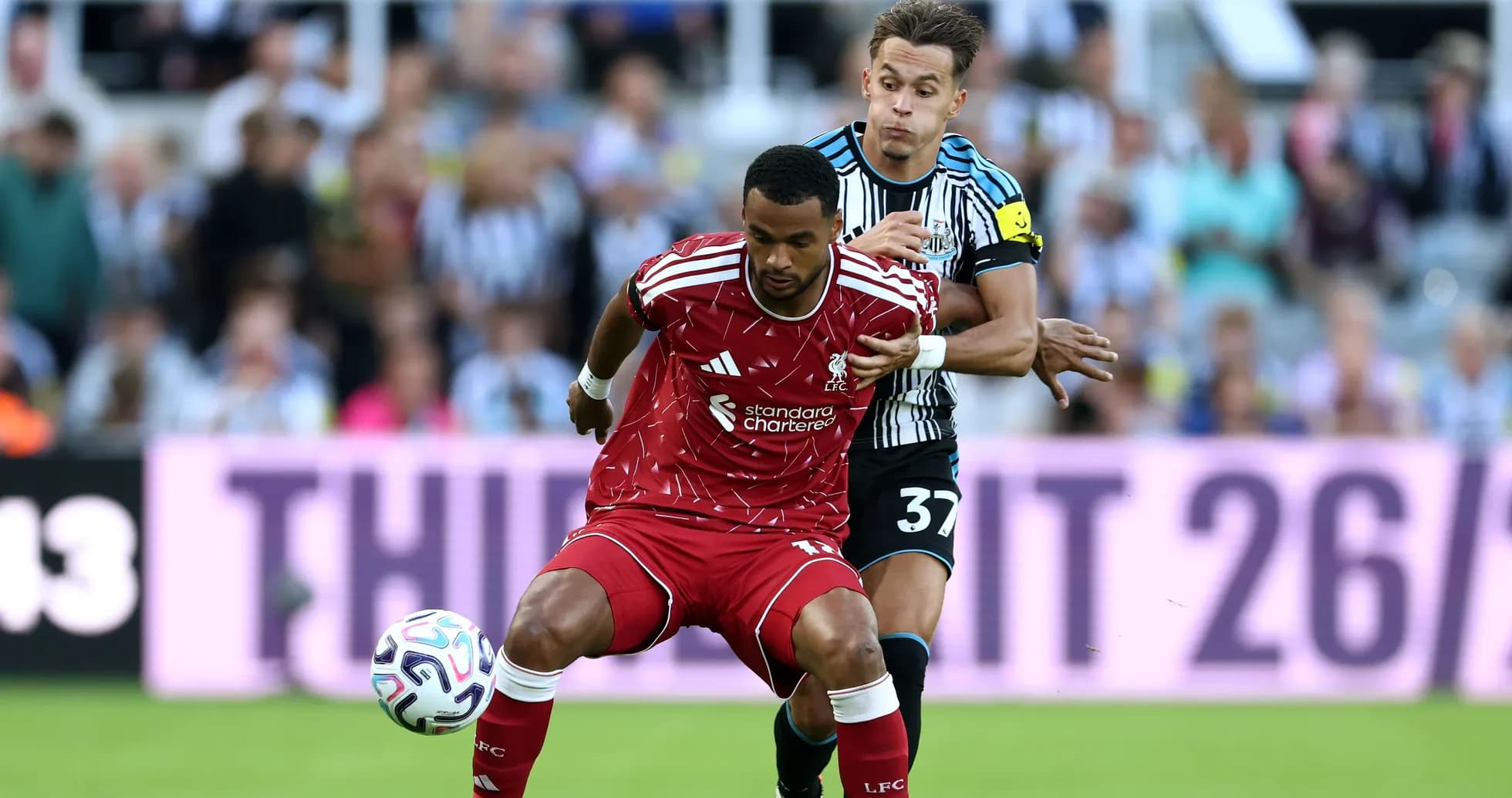 Joueur de Liverpool dribblant sous pression de Newcastle Joueur de Liverpool dribblant sous pression de Newcastle