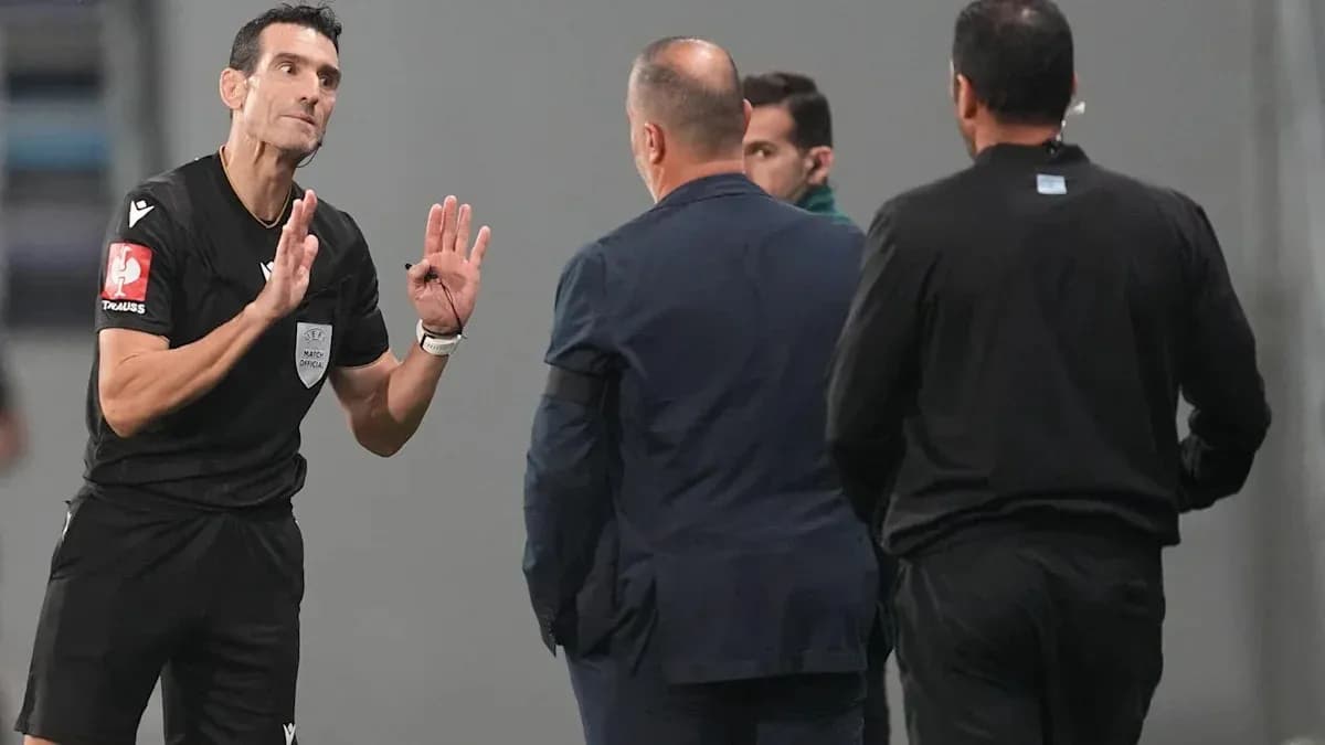Arbitre discutant avec entraîneurs lors d'un match Arbitre discutant avec entraîneurs lors d'un match