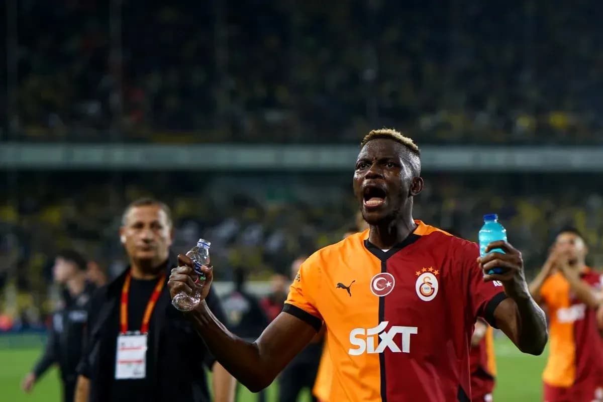 Joueur de Galatasaray célébrant avec des bouteilles d'eau Joueur de Galatasaray célébrant avec des bouteilles d'eau