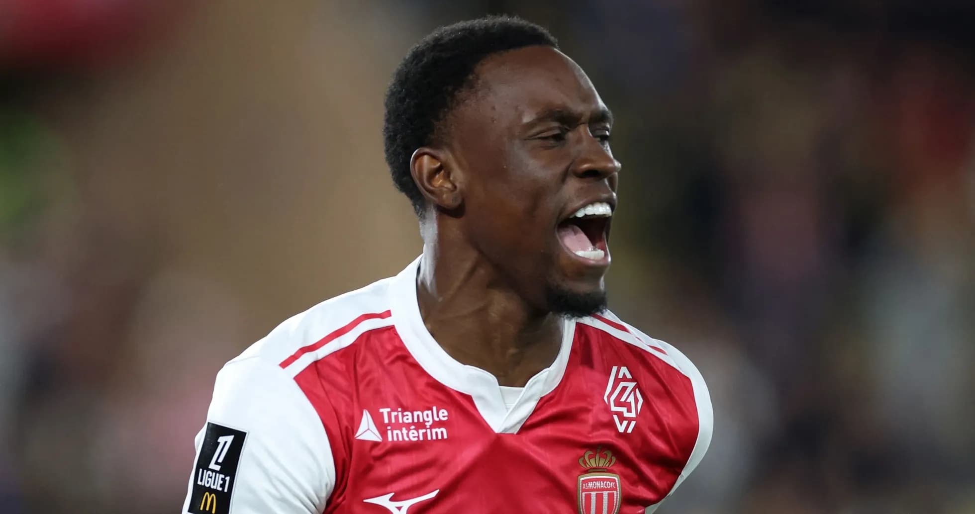 Joueur célébrant un but avec enthousiasme sur le terrain Joueur célébrant un but avec enthousiasme sur le terrain
