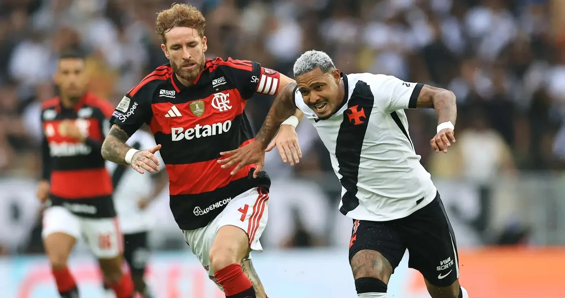 Joueurs de Vasco et Flamengo en action Joueurs de Vasco et Flamengo en action