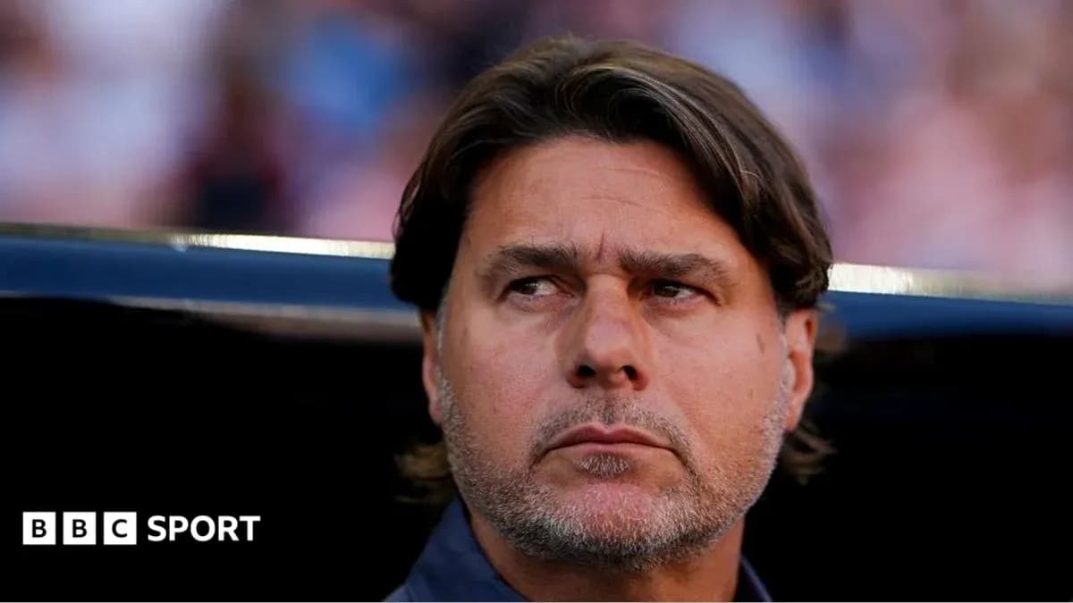 Entraîneur observant le match depuis le banc Entraîneur observant le match depuis le banc