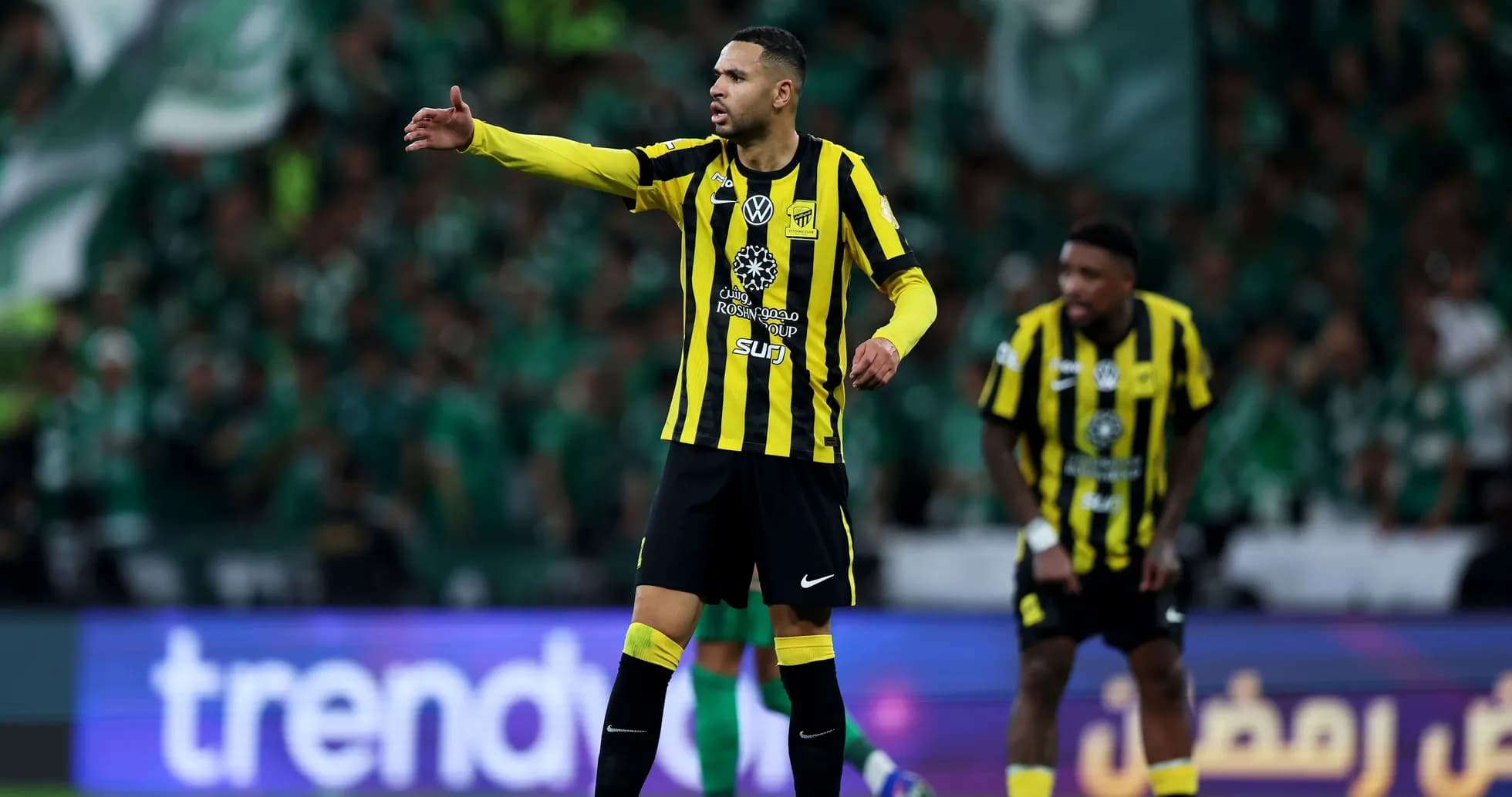 Joueur de l'équipe en uniforme jaune et noir sur le terrain Joueur de l'équipe en uniforme jaune et noir sur le terrain