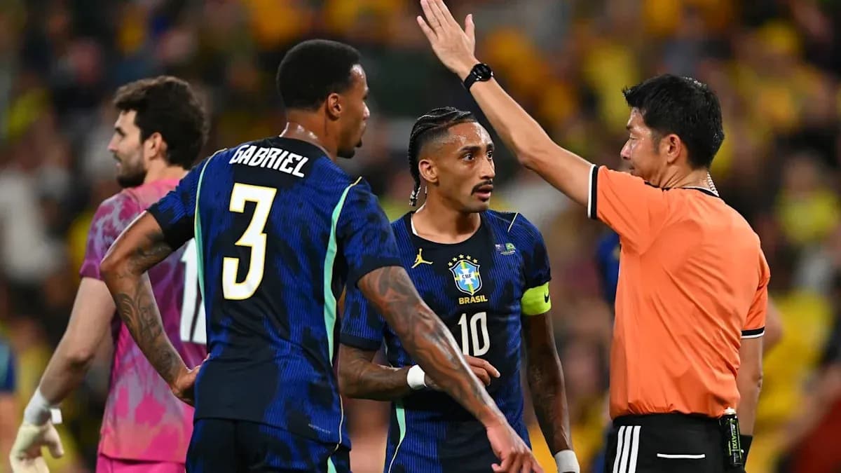 Joueurs brésiliens discutant avec l'arbitre pendant le match Joueurs brésiliens discutant avec l'arbitre pendant le match