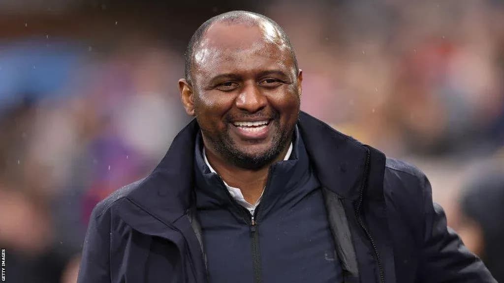 Entraîneur souriant sur le terrain pendant un match Entraîneur souriant sur le terrain pendant un match