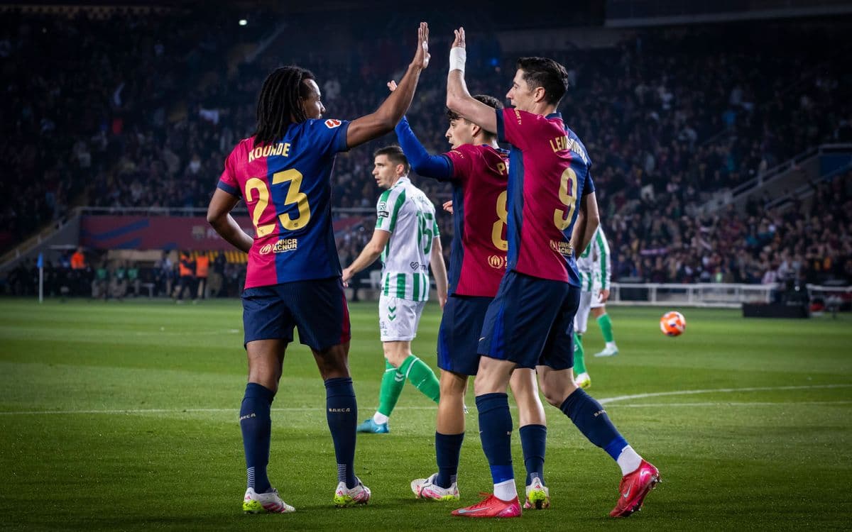 Joueurs du FC Barcelone célébrant un but Joueurs du FC Barcelone célébrant un but