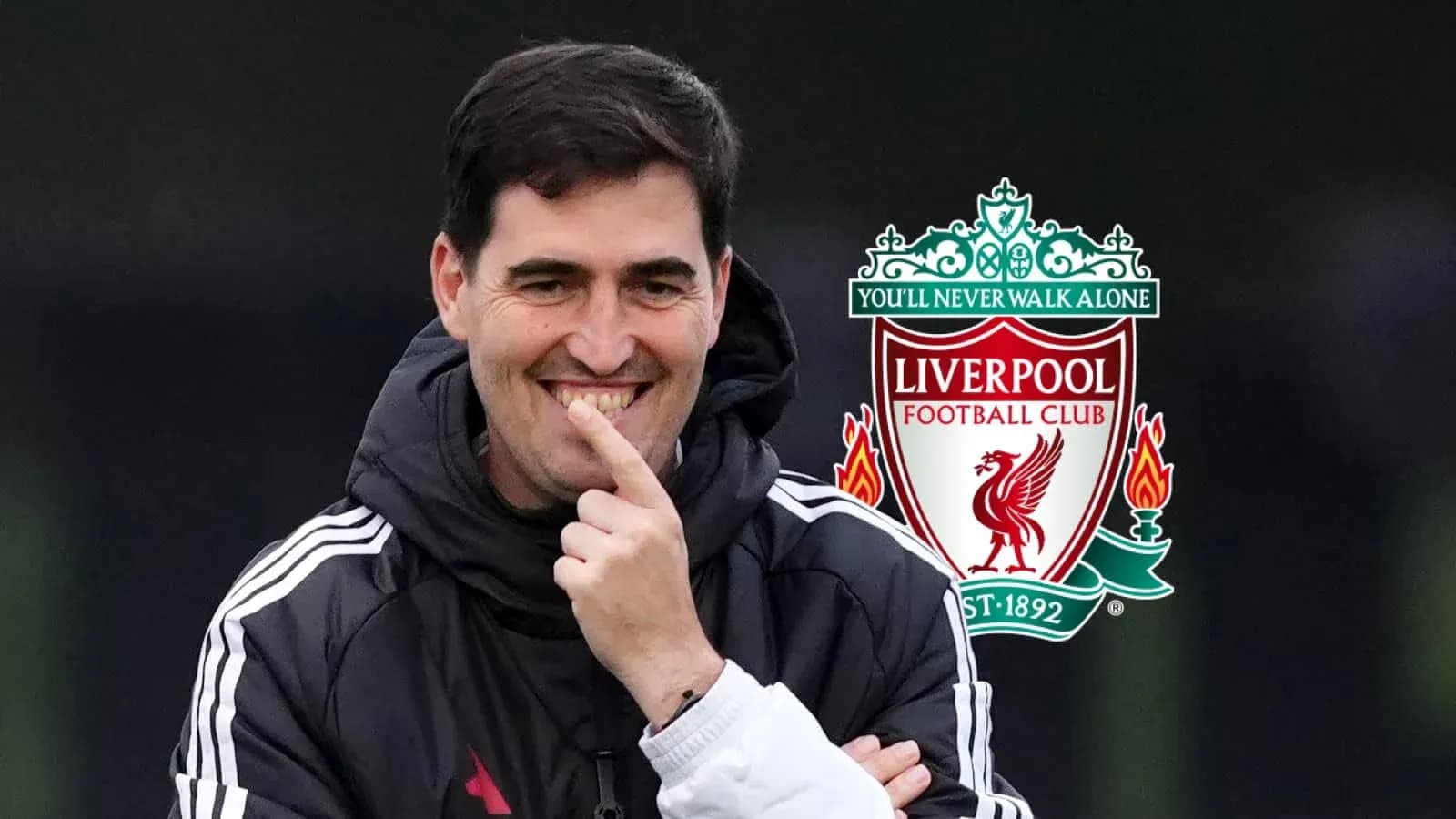 Entraîneur souriant avec logo de Liverpool en arrière-plan Entraîneur souriant avec logo de Liverpool en arrière-plan