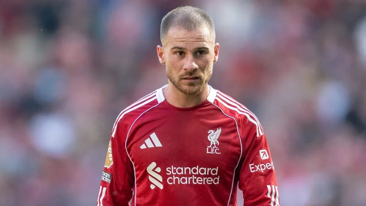 Joueur de Liverpool en maillot rouge sur le terrain Joueur de Liverpool en maillot rouge sur le terrain