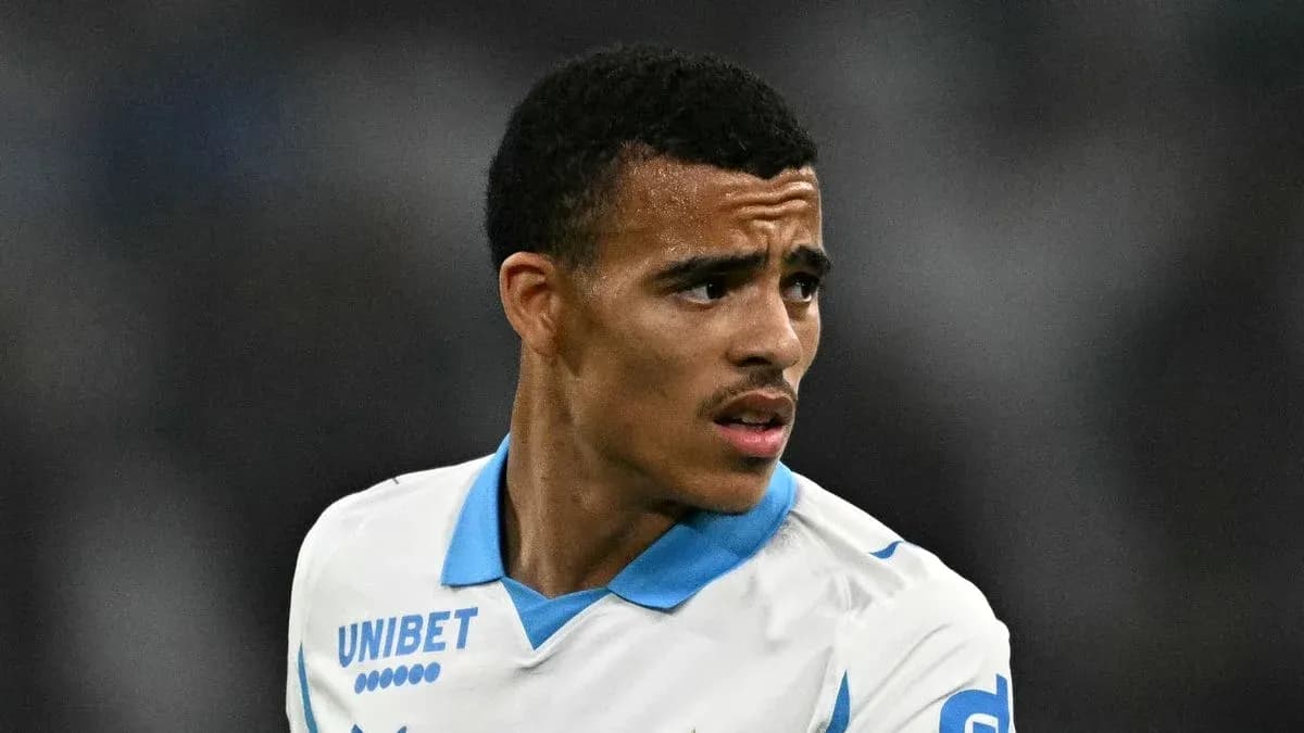 Joueur de football portant un maillot de l'OM Joueur de football portant un maillot de l'OM