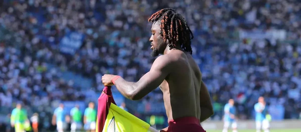 Joueur retirant son maillot sur le terrain Joueur retirant son maillot sur le terrain