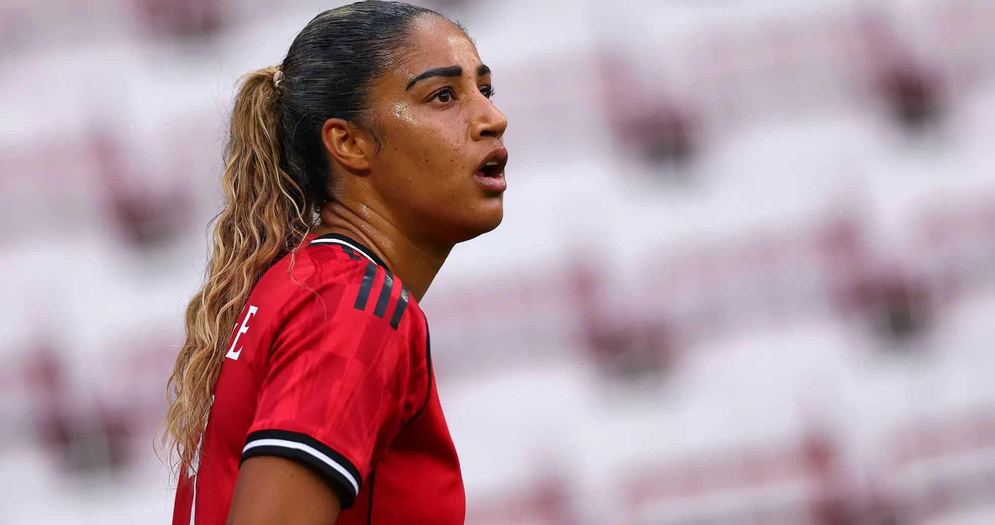 Joueuse en maillot rouge sur le terrain Joueuse en maillot rouge sur le terrain