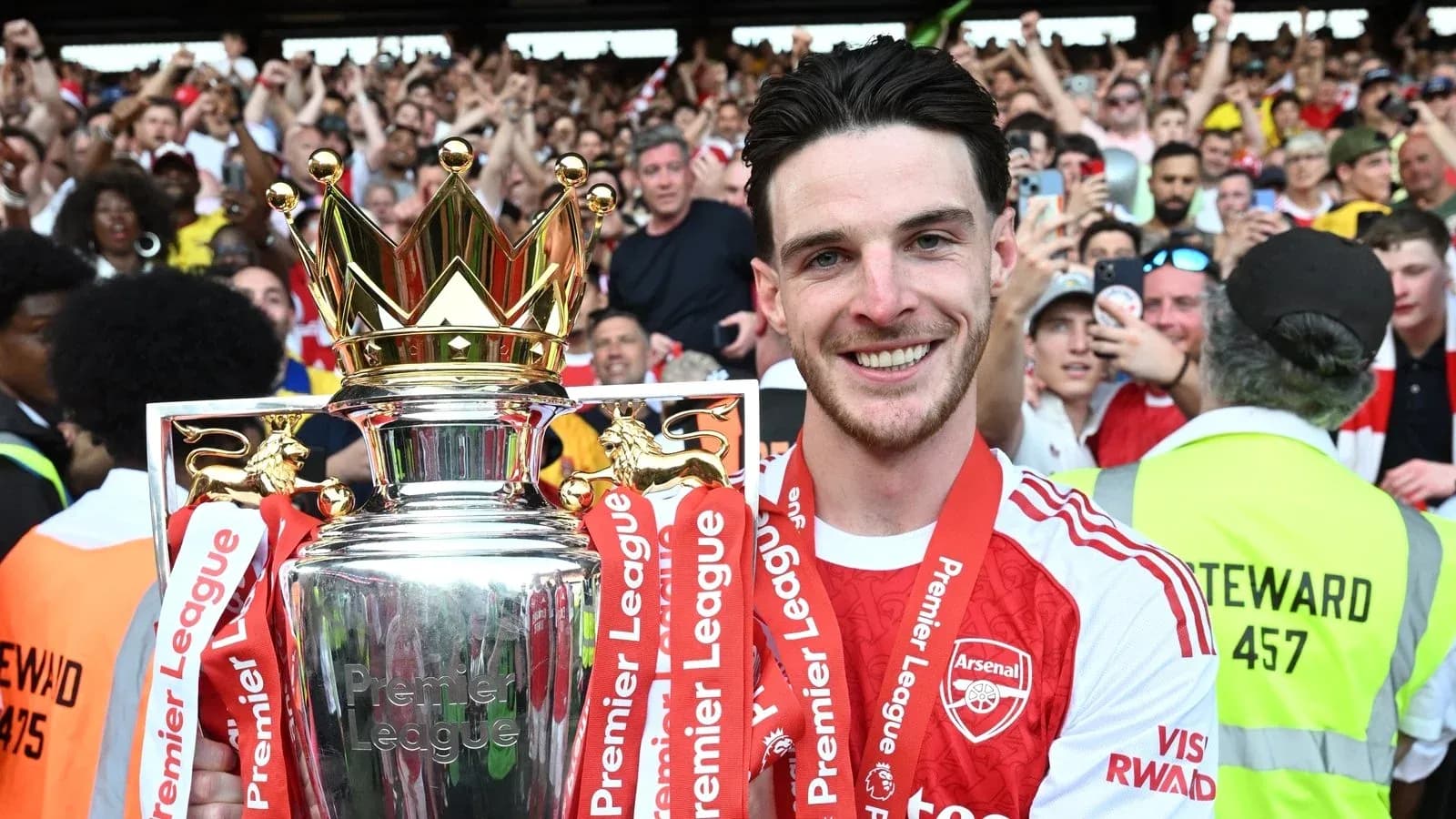 Joueur d'Arsenal tenant le trophée de la Premier League Joueur d'Arsenal tenant le trophée de la Premier League