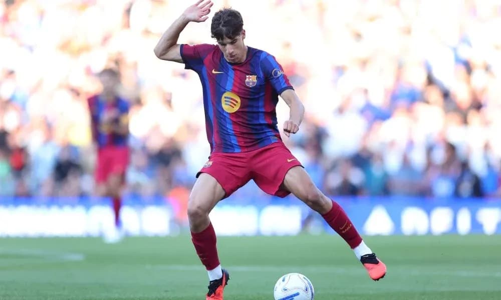 Joueur du FC Barcelone dribblant sur le terrain Joueur du FC Barcelone dribblant sur le terrain