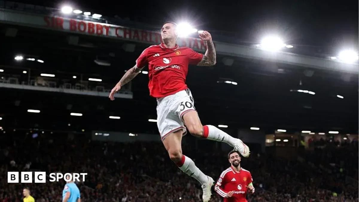 Joueur de Manchester United célébrant un but au stade Joueur de Manchester United célébrant un but au stade