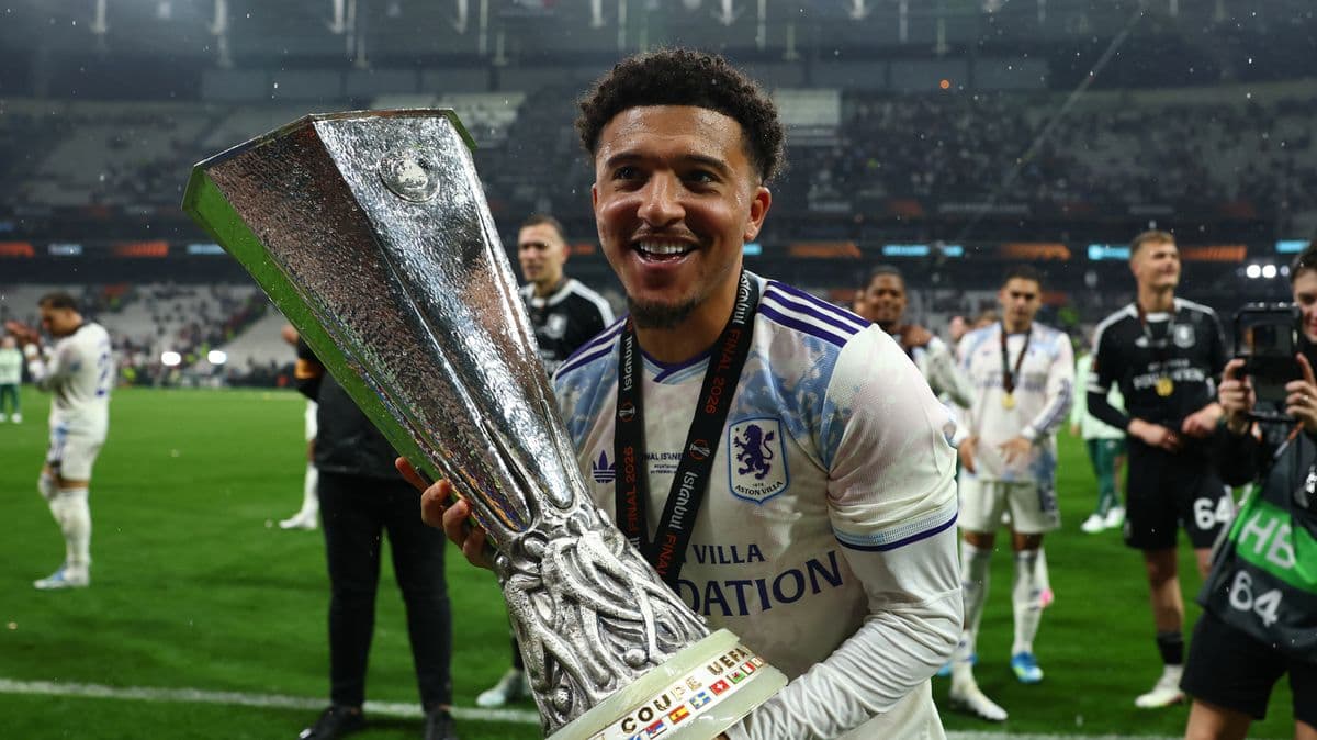 Joueur souriant tenant le trophée de l'Europa League Joueur souriant tenant le trophée de l'Europa League