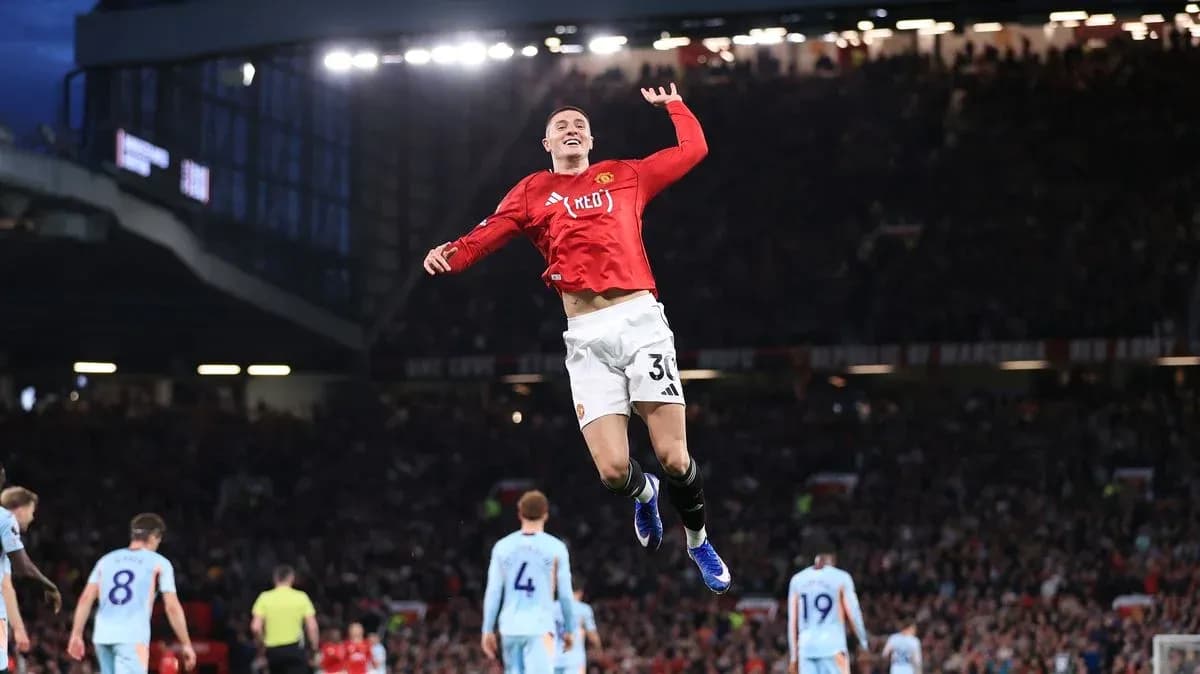 Joueur de Manchester United célébrant un but Joueur de Manchester United célébrant un but
