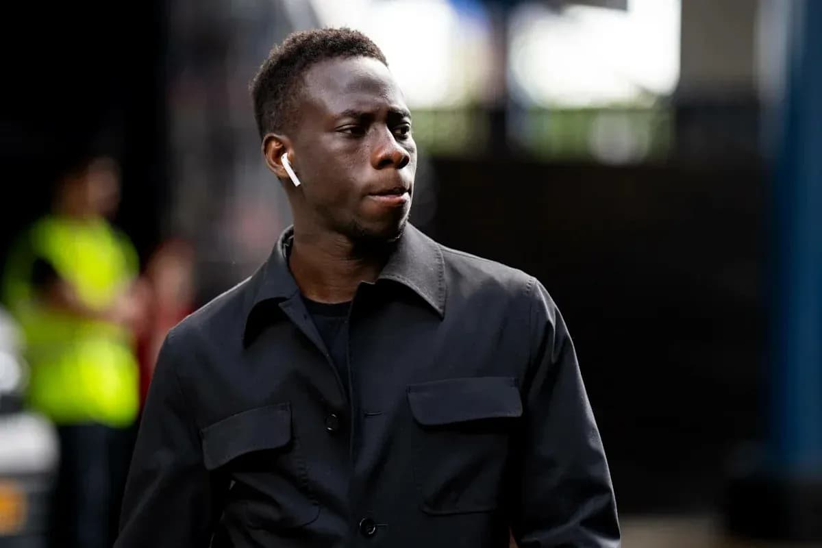 Joueur marchant avec des écouteurs dans une tenue noire Joueur marchant avec des écouteurs dans une tenue noire