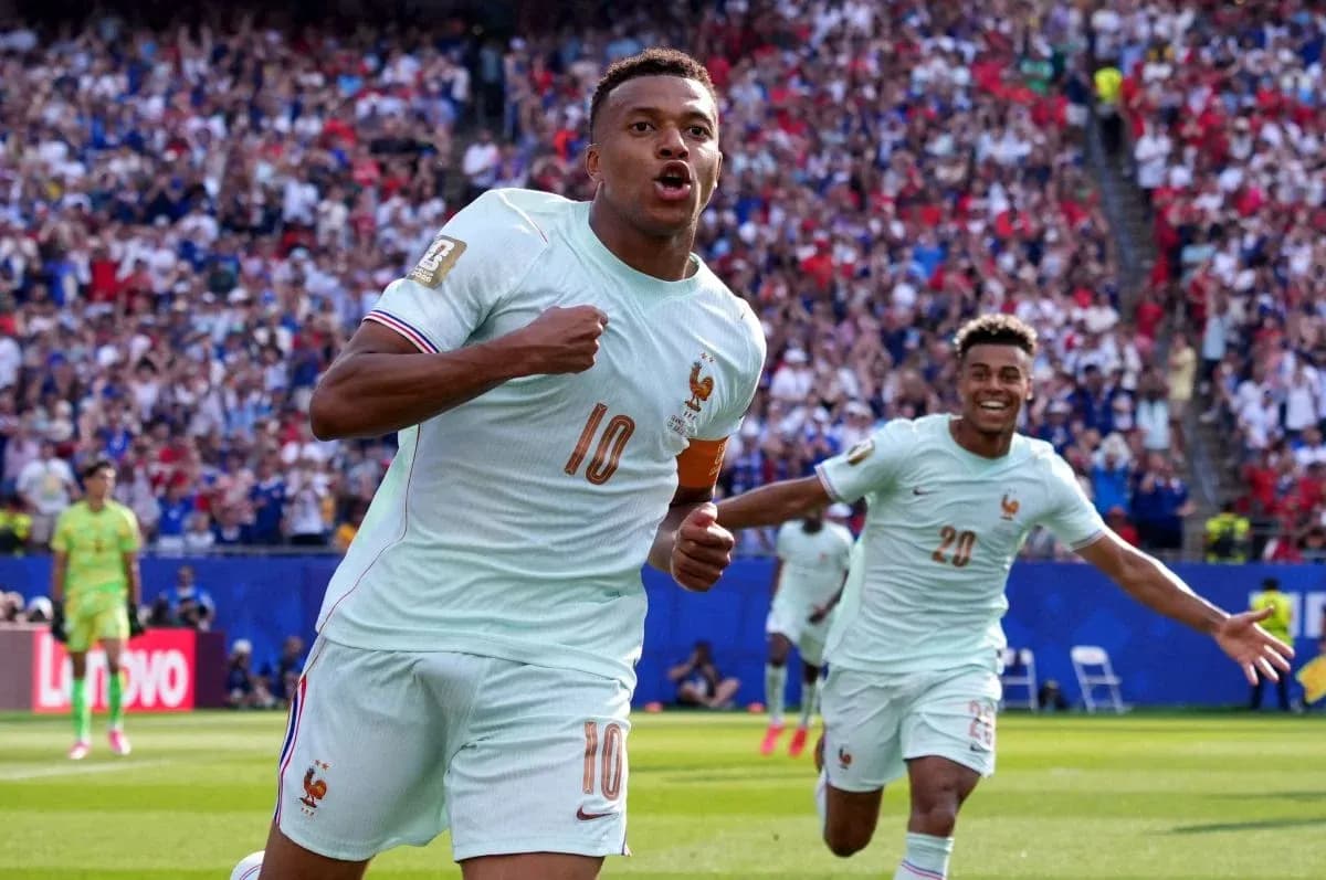 Kylian Mbappé célébrant un but pour la France Kylian Mbappé célébrant un but pour la France