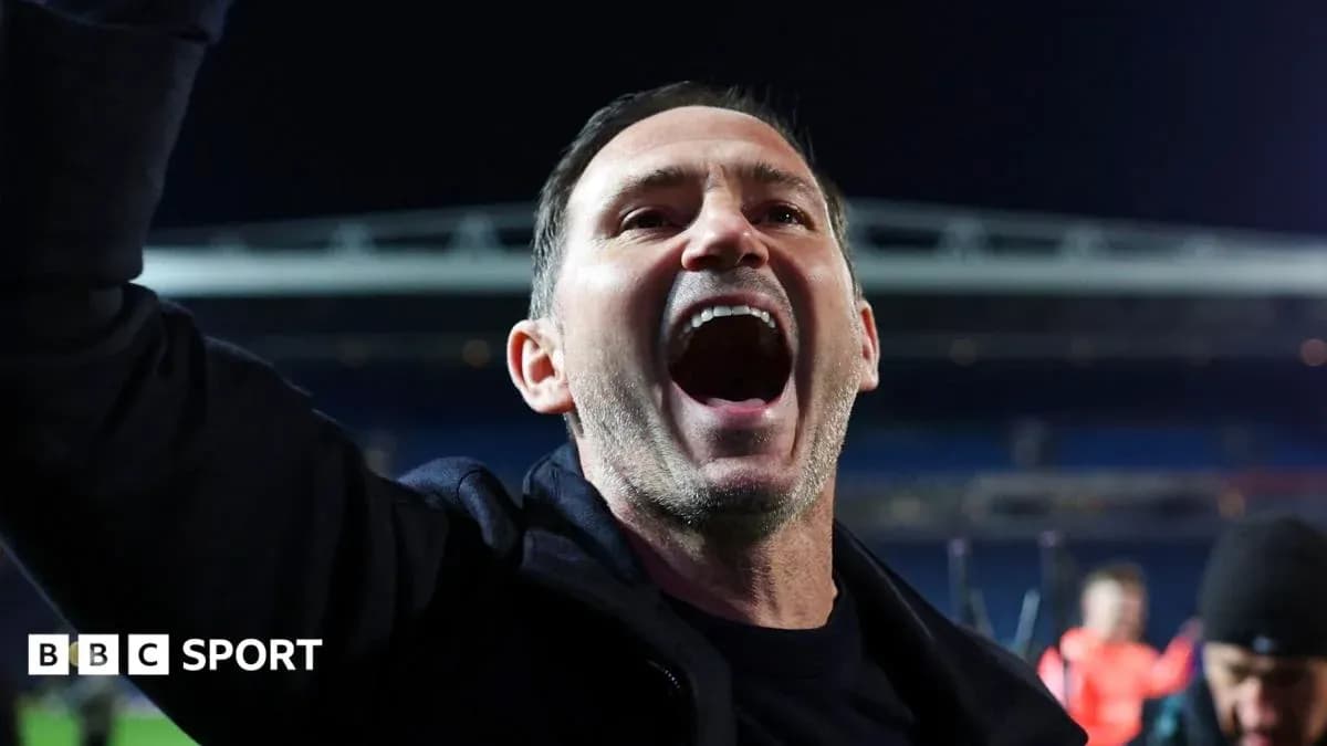 Entraîneur célébrant après un match victorieux Entraîneur célébrant après un match victorieux