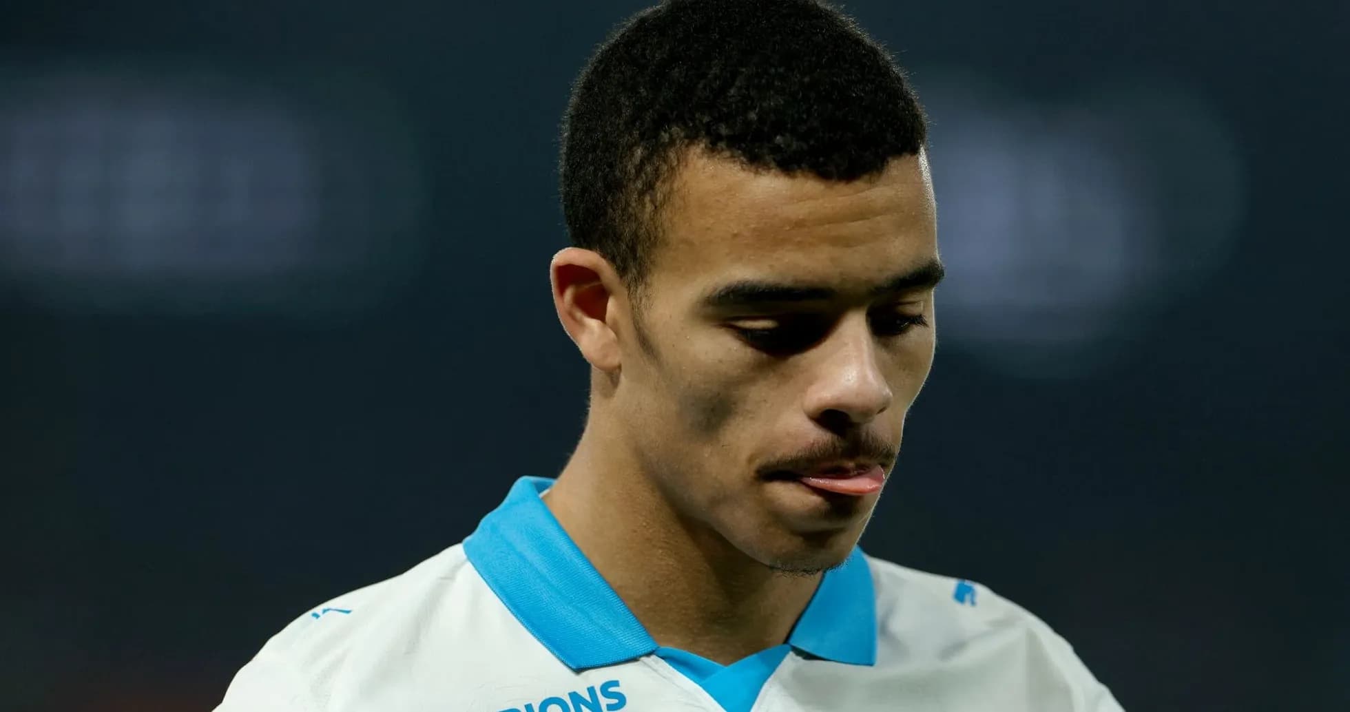 Joueur de l'OM regardant vers le bas Joueur de l'OM regardant vers le bas