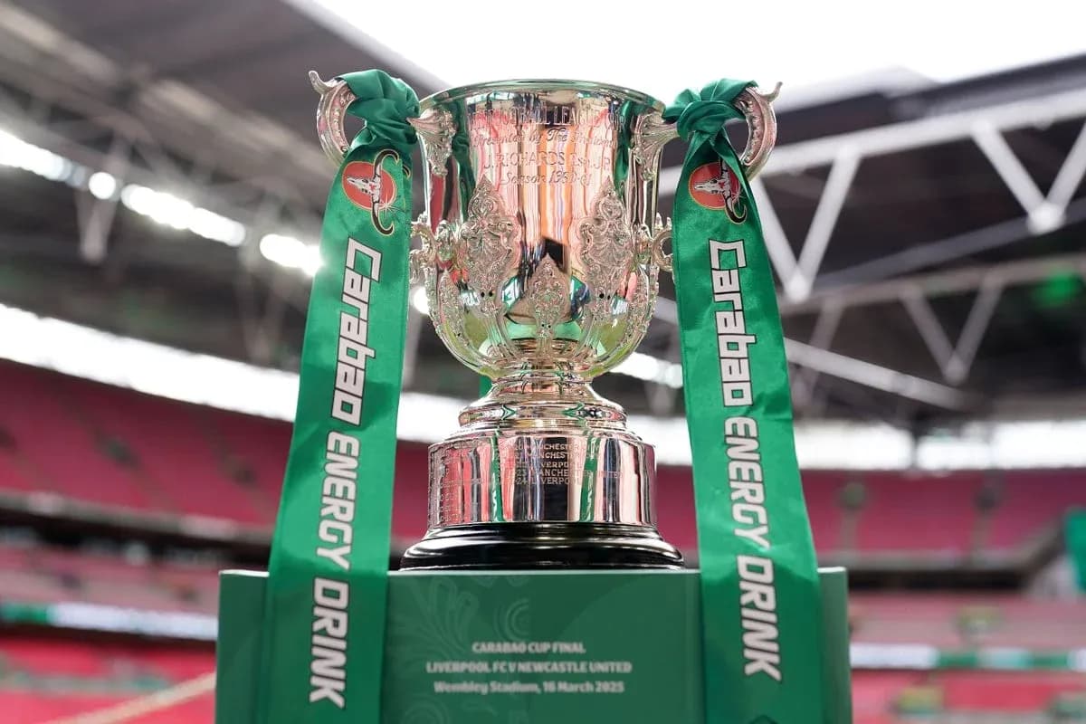 Trophée de la Carabao Cup avec rubans verts Trophée de la Carabao Cup avec rubans verts