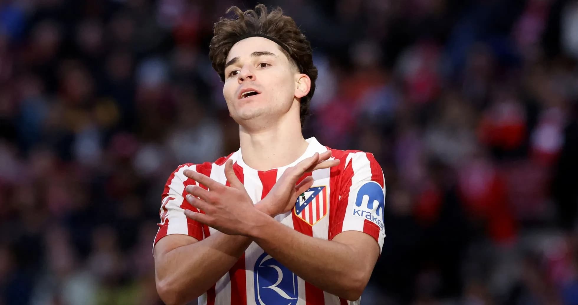 Joueur d'Atlético Madrid célébrant un but Joueur d'Atlético Madrid célébrant un but