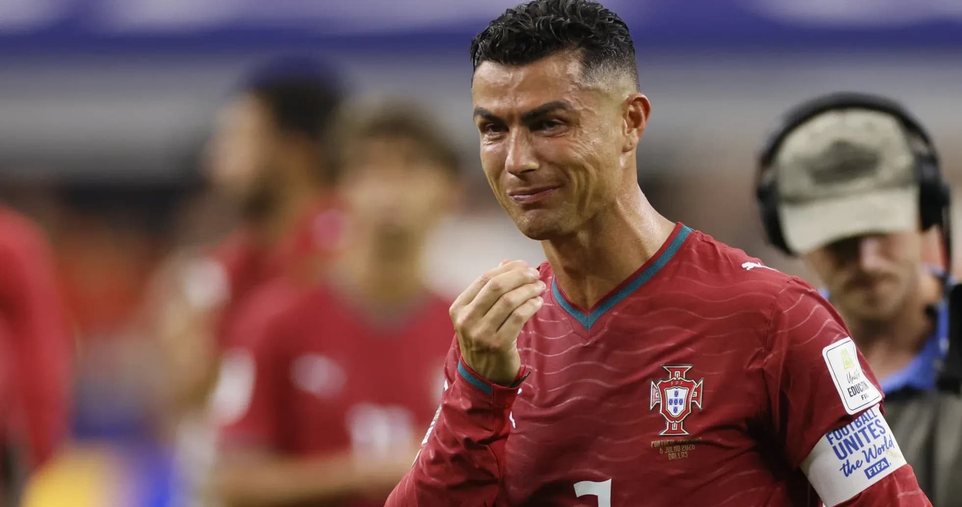 Cristiano Ronaldo en tenue portugaise sur le terrain Cristiano Ronaldo en tenue portugaise sur le terrain