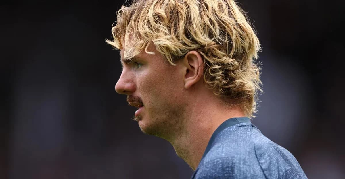 Joueur avec des cheveux blonds et une moustache Joueur avec des cheveux blonds et une moustache