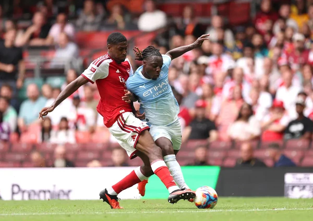 Joueurs d'Arsenal et Manchester City en duel Joueurs d'Arsenal et Manchester City en duel