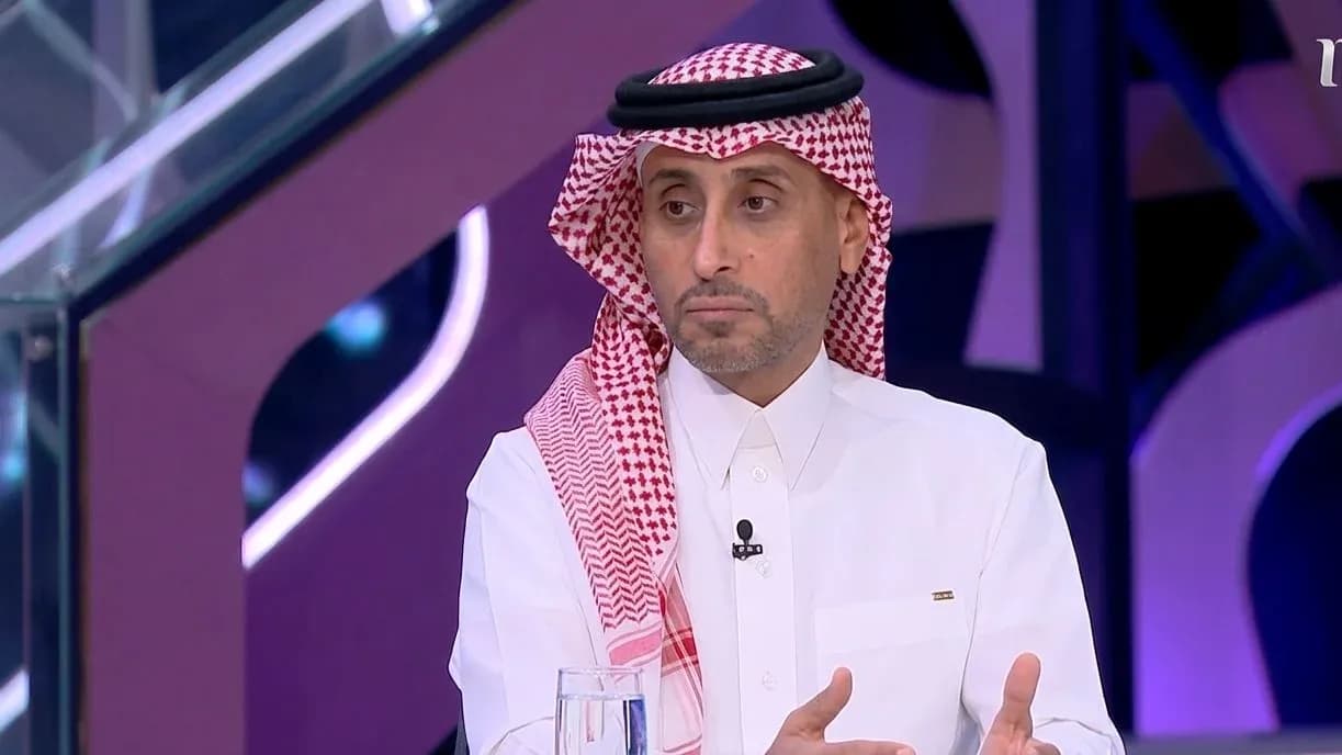 Homme en costume traditionnel parlant lors d'un débat Homme en costume traditionnel parlant lors d'un débat