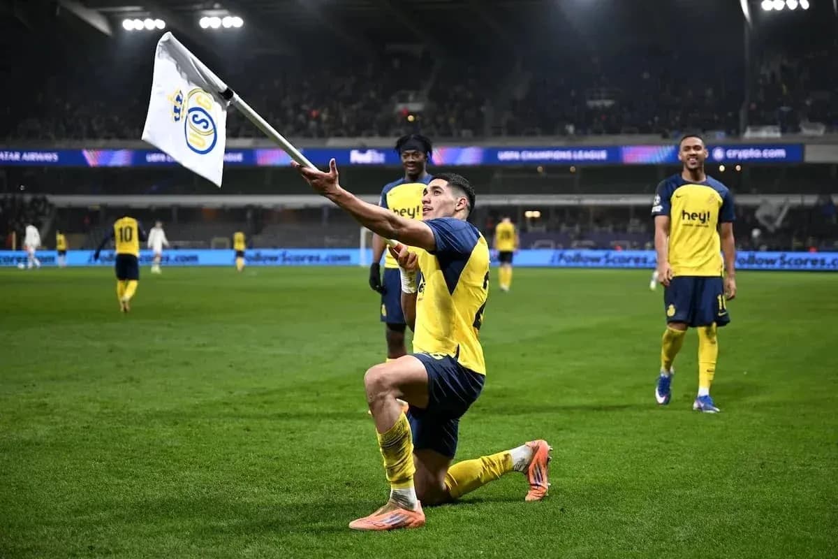 Joueur célébrant avec un drapeau au match Joueur célébrant avec un drapeau au match