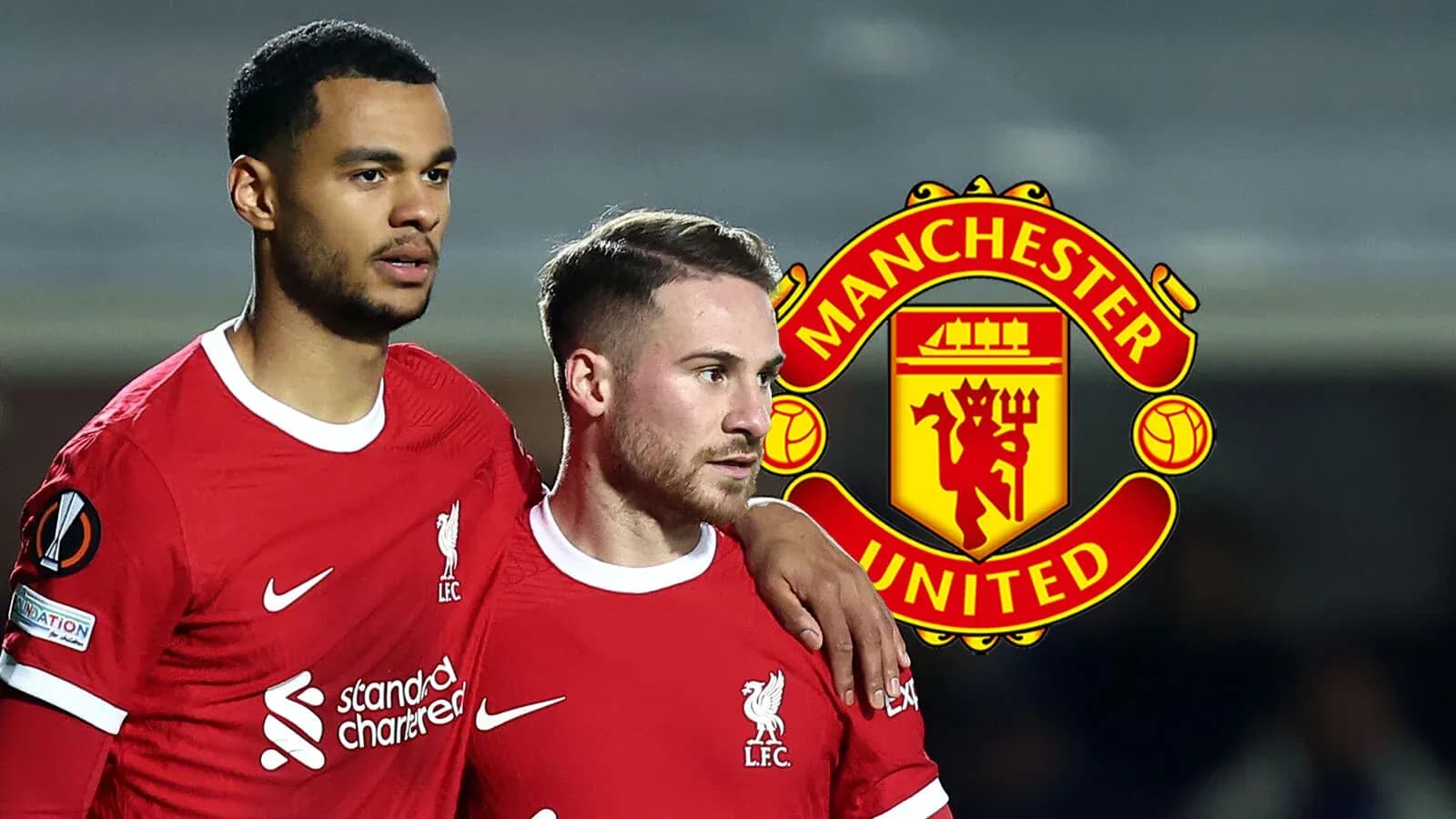 Deux joueurs de Liverpool en maillot rouge Deux joueurs de Liverpool en maillot rouge