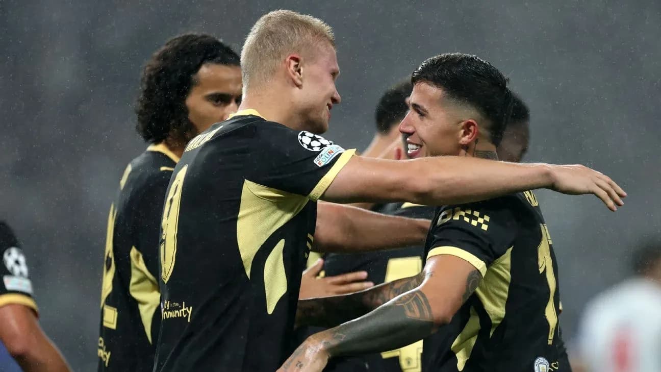 Joueurs célébrant un but sous la pluie Joueurs célébrant un but sous la pluie