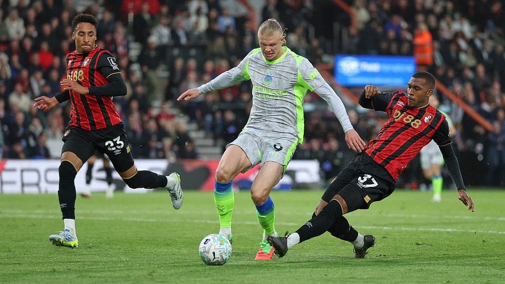 Haaland dribbles entre deux défenseurs de Bournemouth Haaland dribbles entre deux défenseurs de Bournemouth