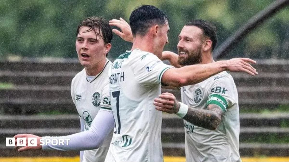 Joueurs d'Hibernian célébrant un but sous la pluie Joueurs d'Hibernian célébrant un but sous la pluie