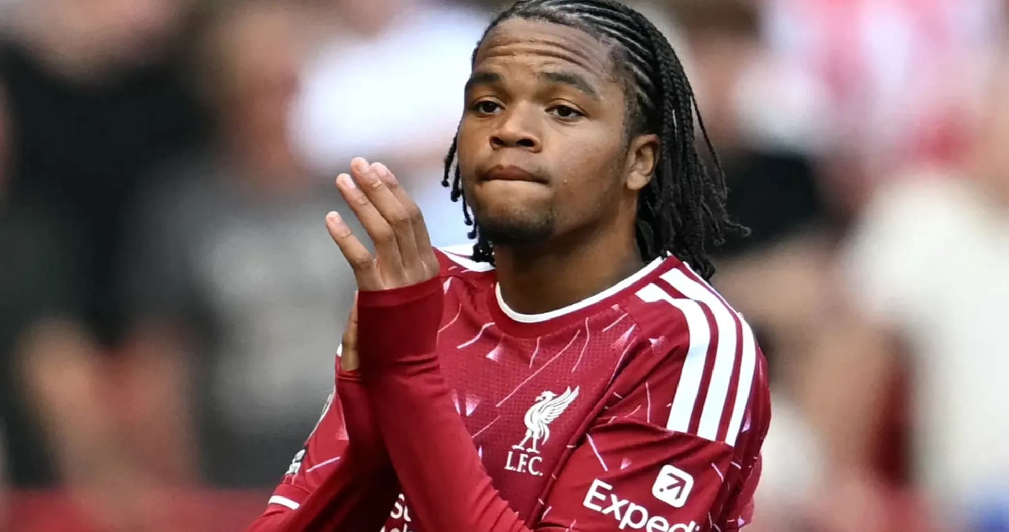 Joueur de Liverpool applaudissant sur le terrain Joueur de Liverpool applaudissant sur le terrain