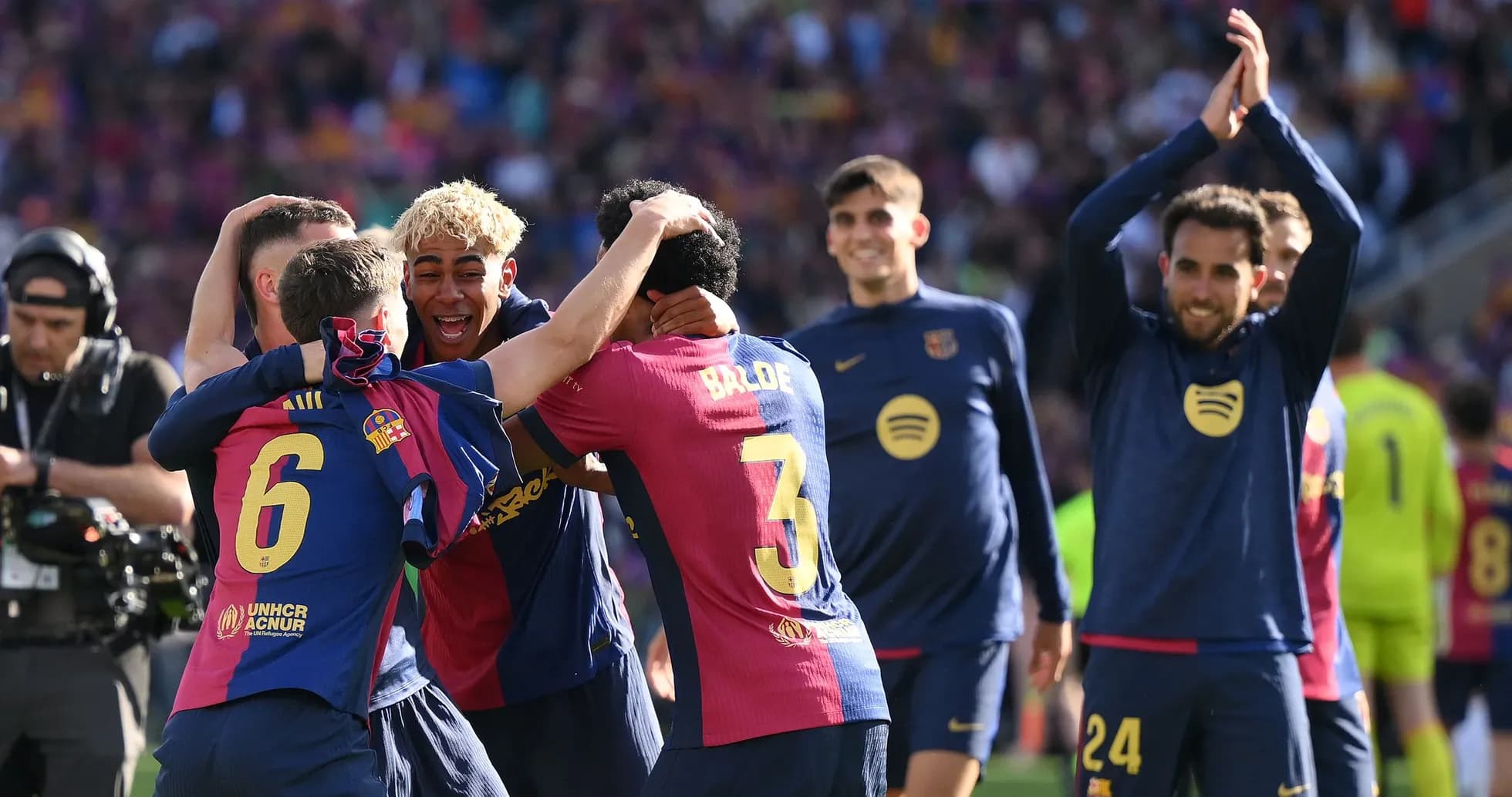 Joueurs du FC Barcelone célébrant ensemble sur le terrain Joueurs du FC Barcelone célébrant ensemble sur le terrain