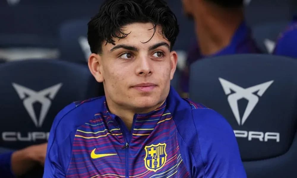 Joueur assis sur le banc de touche au stade Joueur assis sur le banc de touche au stade