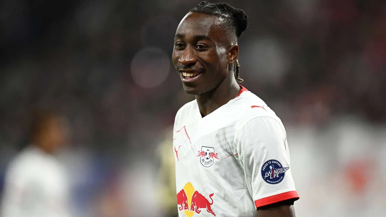 Joueur de RB Leipzig souriant sur le terrain Joueur de RB Leipzig souriant sur le terrain