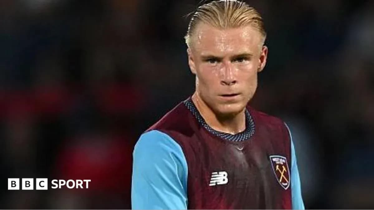 Joueur de West Ham en tenue de match sur le terrain Joueur de West Ham en tenue de match sur le terrain