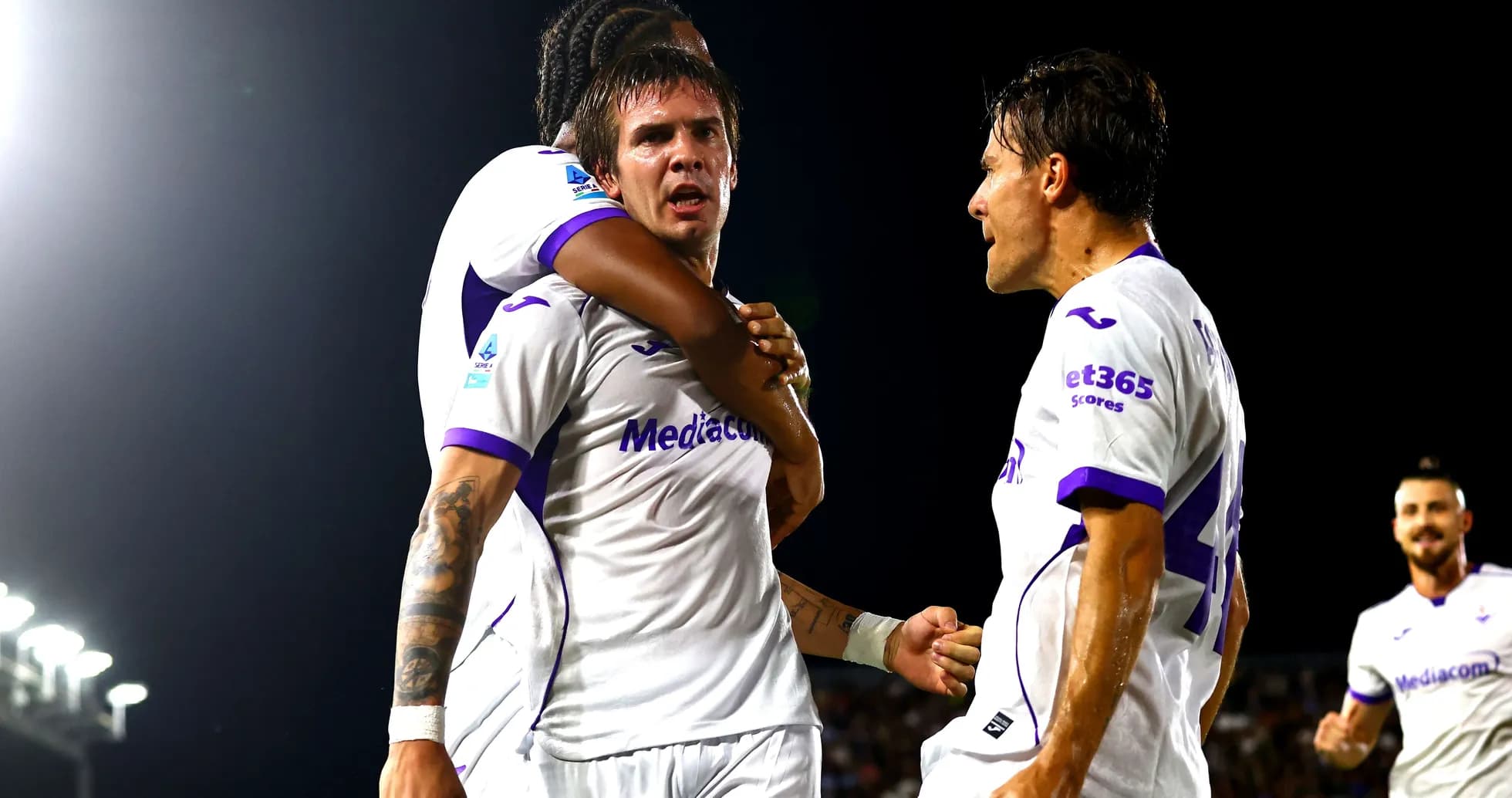 Joueurs de la Fiorentina célébrant un but ensemble Joueurs de la Fiorentina célébrant un but ensemble