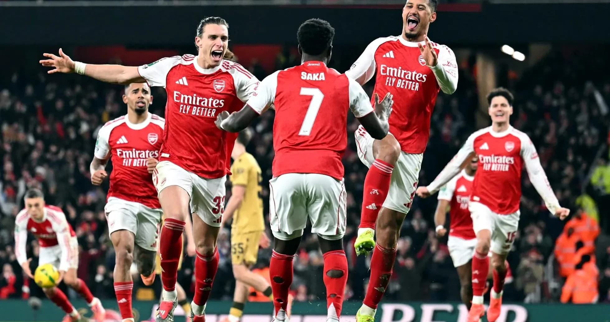Joueurs d'Arsenal célèbrent un but Joueurs d'Arsenal célèbrent un but