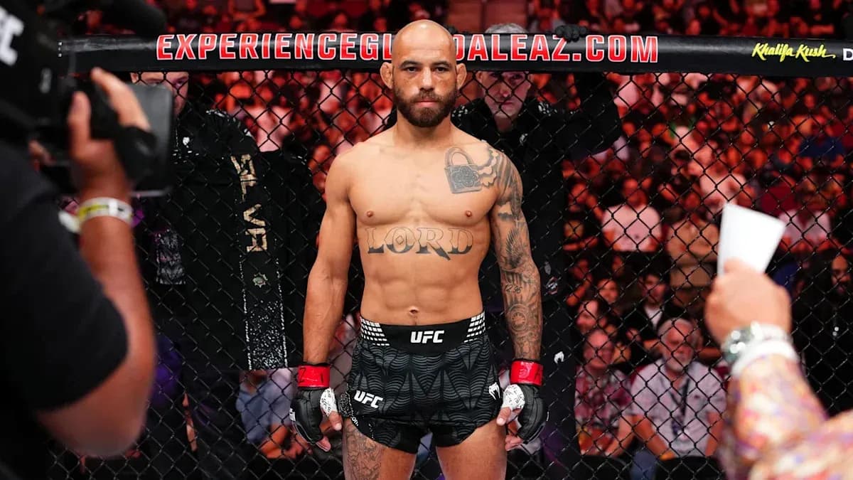 Lutteur de MMA prêt dans l'Octogone UFC Lutteur de MMA prêt dans l'Octogone UFC
