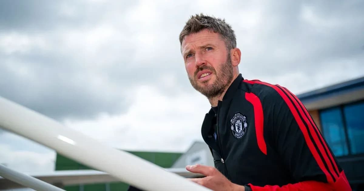 Entraîneur de Manchester United observant l'entraînement Entraîneur de Manchester United observant l'entraînement